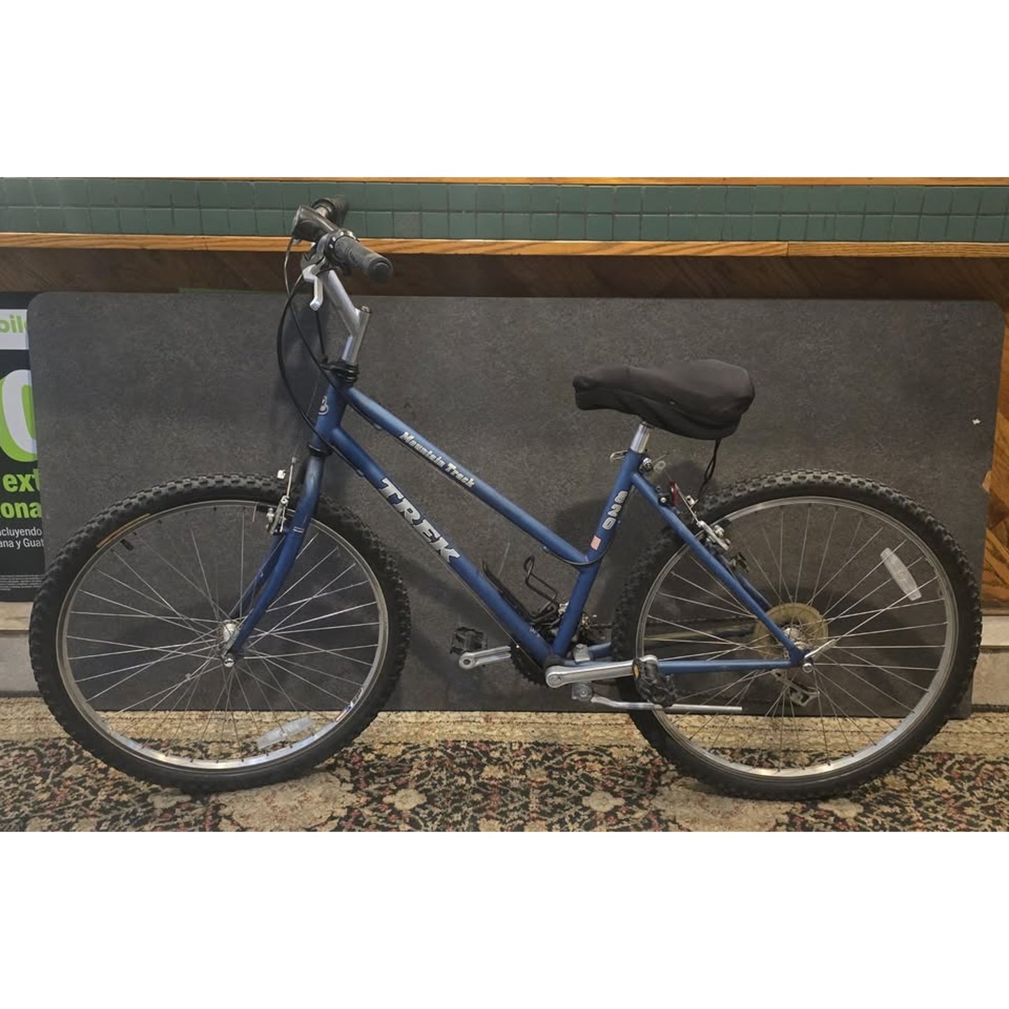 Trek 820 Mountian Track Mountian Bike / 26" Wheels / 17" Frame / 21-Speed /