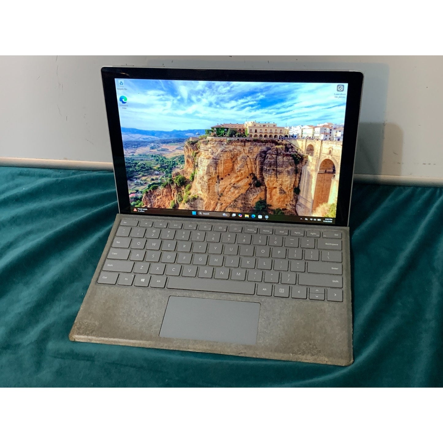 Microsoft Surface Pro 5 i5-8250U 8GB RAM 128GB SSD DDR3 (SCANLINE ISSUE!)