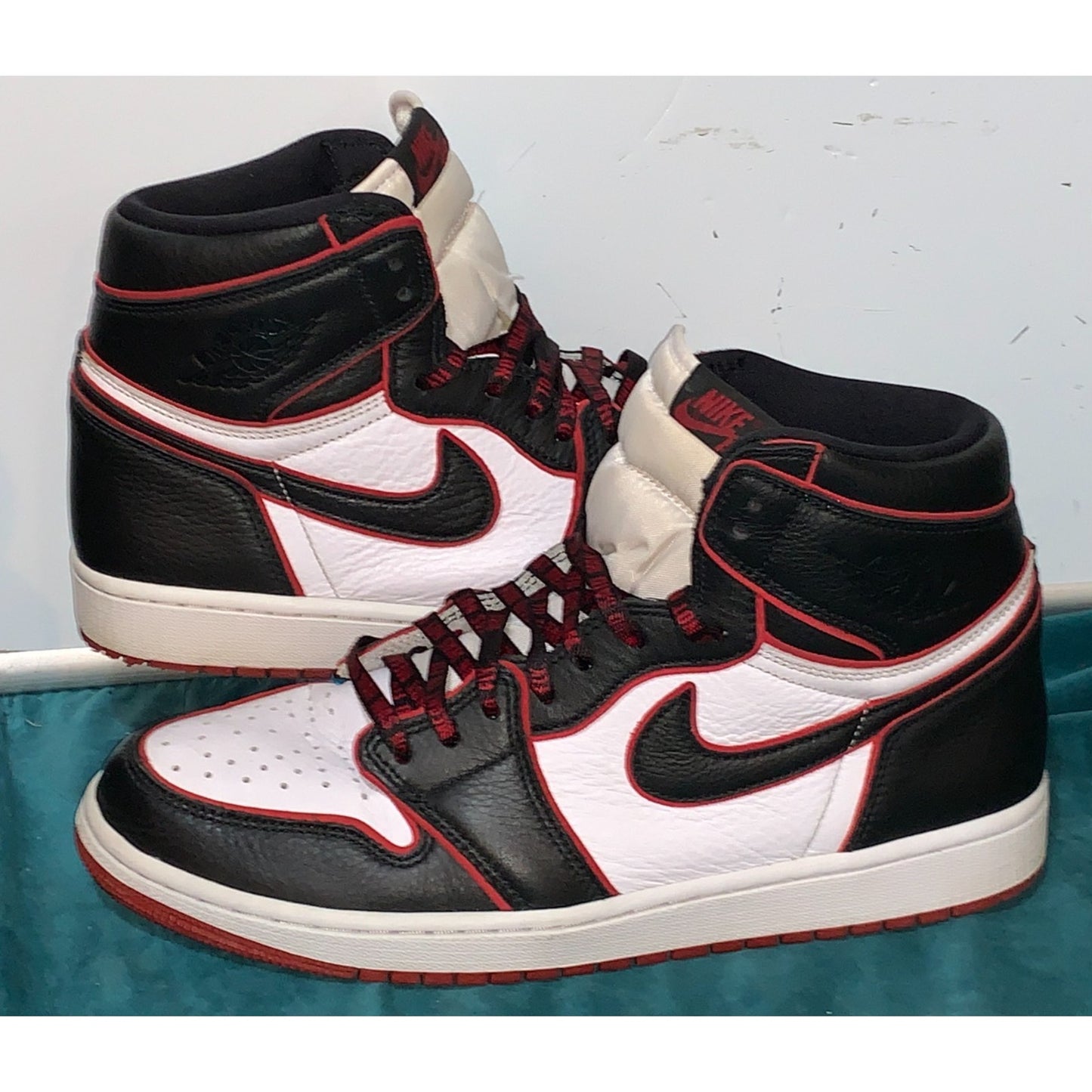 Air Jordan 1 Men's Size 11 Retro High OG Bloodline 2019 555088-062