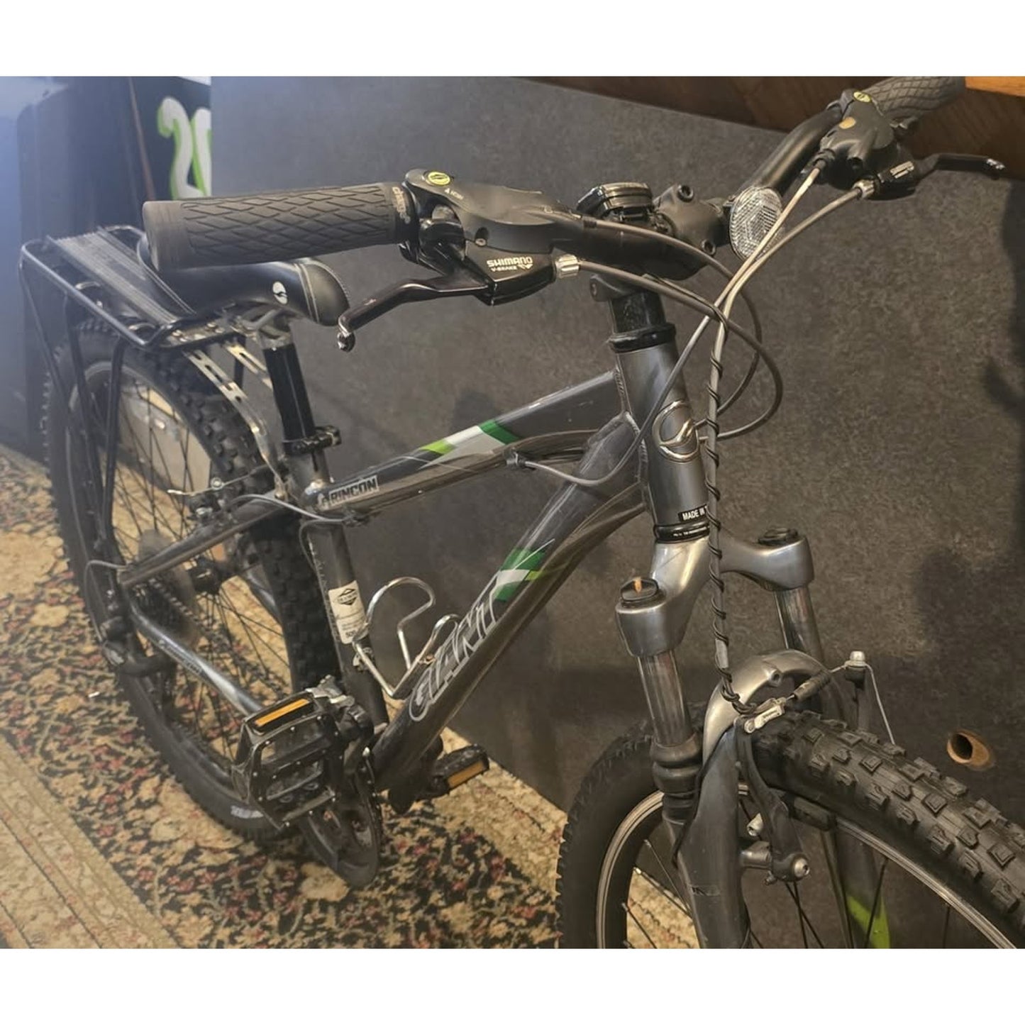 Giant Rincon Mountian Bike / 26" Wheels / 14" Frame / 21-Speed /