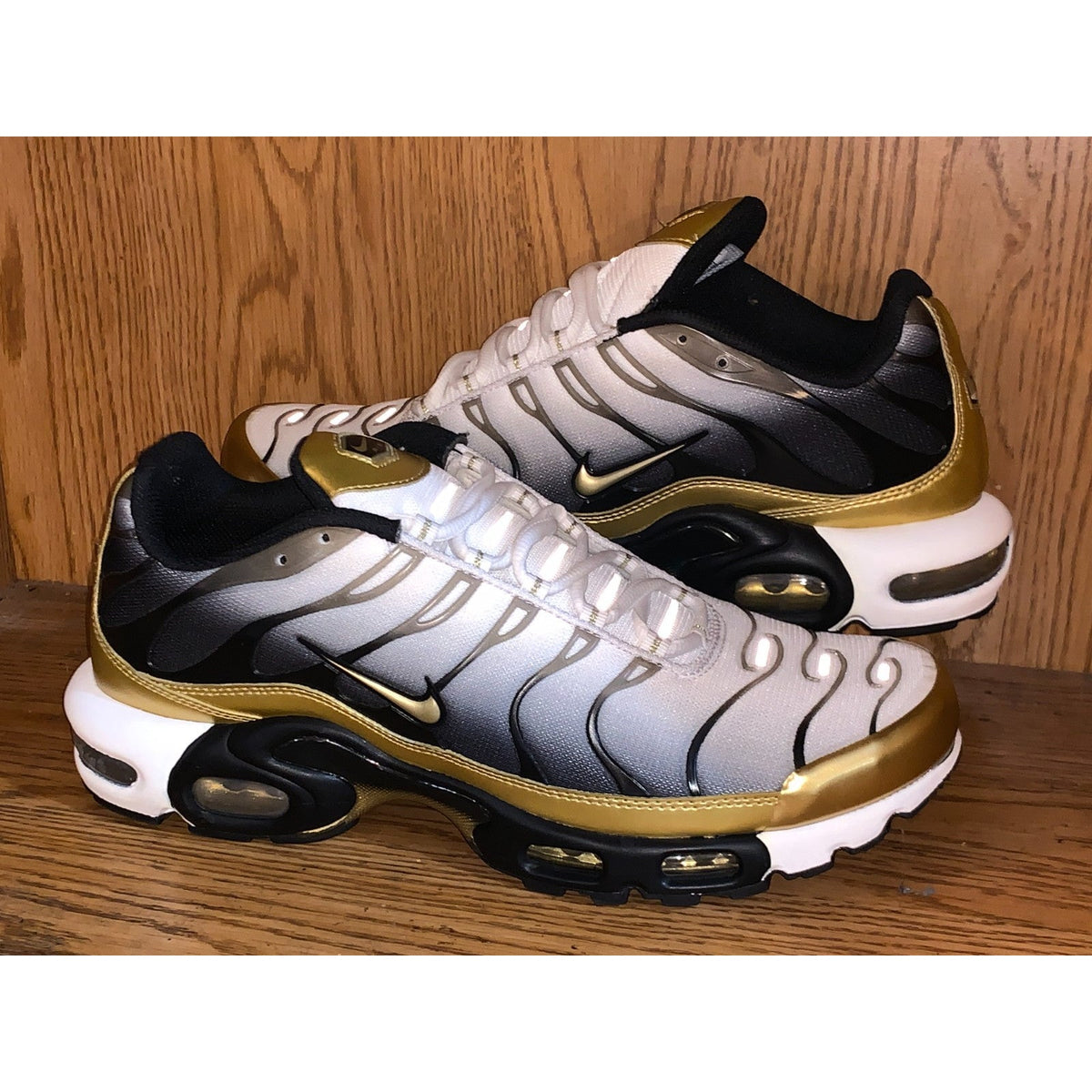 Nike Air Max Plus Shoes Mens Size 10.5 White Gold Low Top Sneakers HM0352-100