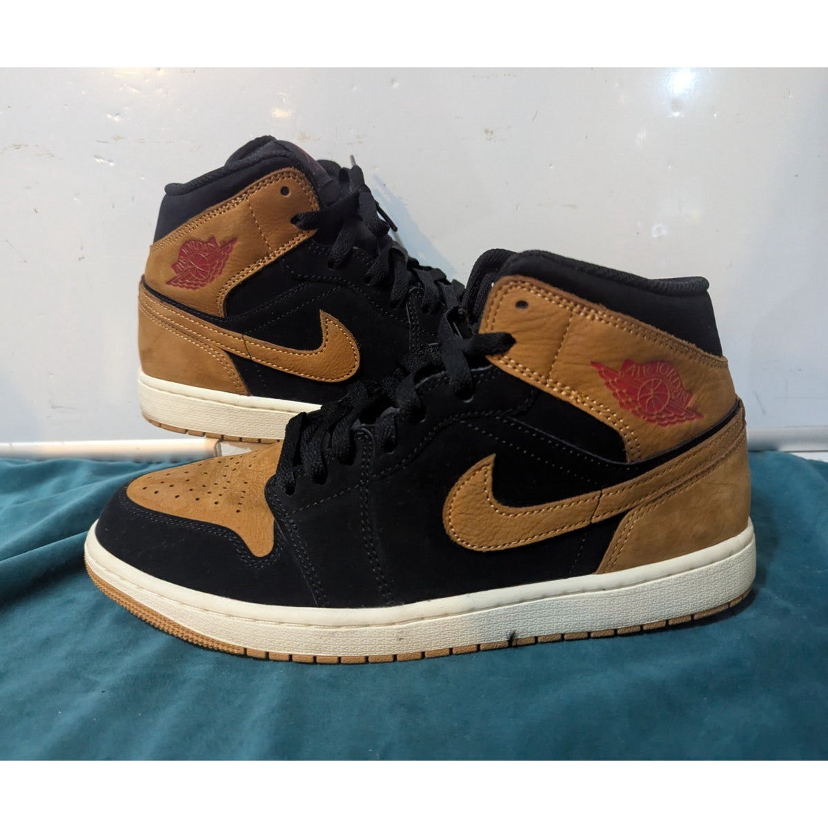 Jordan 1 Mid SE Black Flax Size 9 HV4091-002