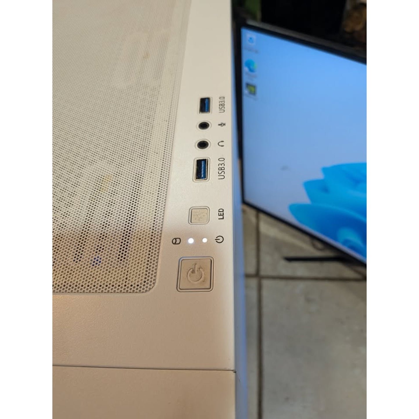 Custom Gaming Desktop / Intel I7-13700F / RTX 4060TI 8GB / 1TB SSD / 16Ram