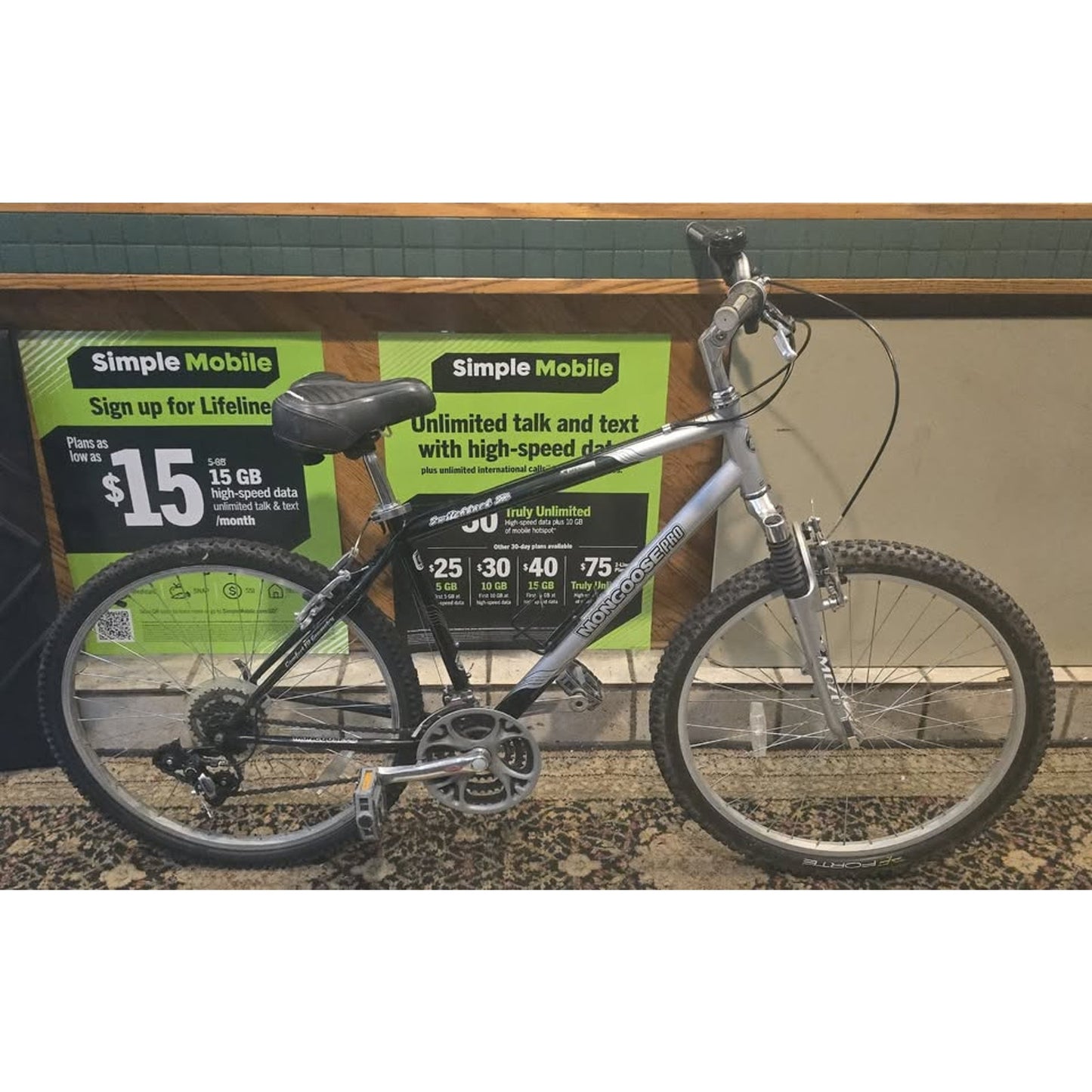 Mongoose Switchback XF Mountain Bike / 18" Frame / 26" Wheels / 21-Speed /