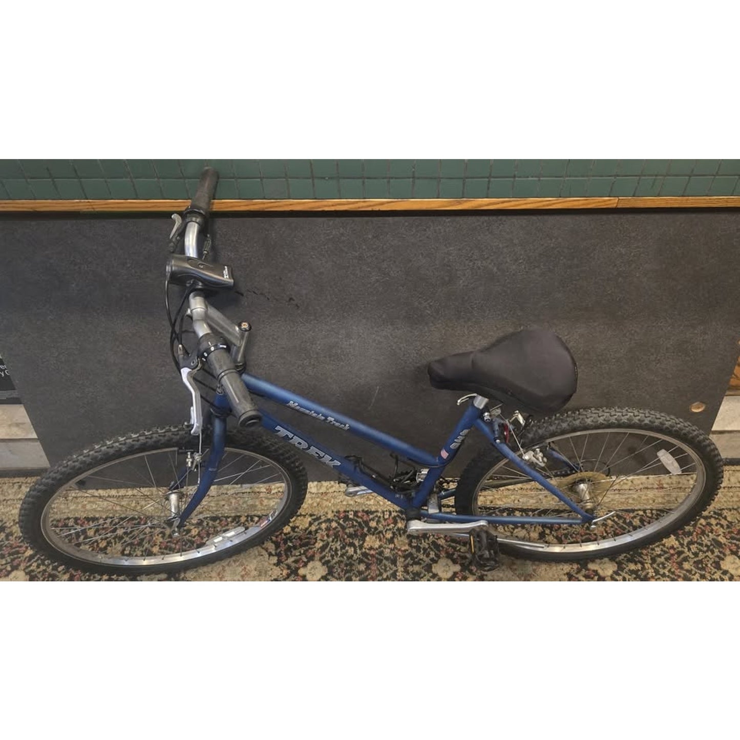 Trek 820 Mountian Track Mountian Bike / 26" Wheels / 17" Frame / 21-Speed /