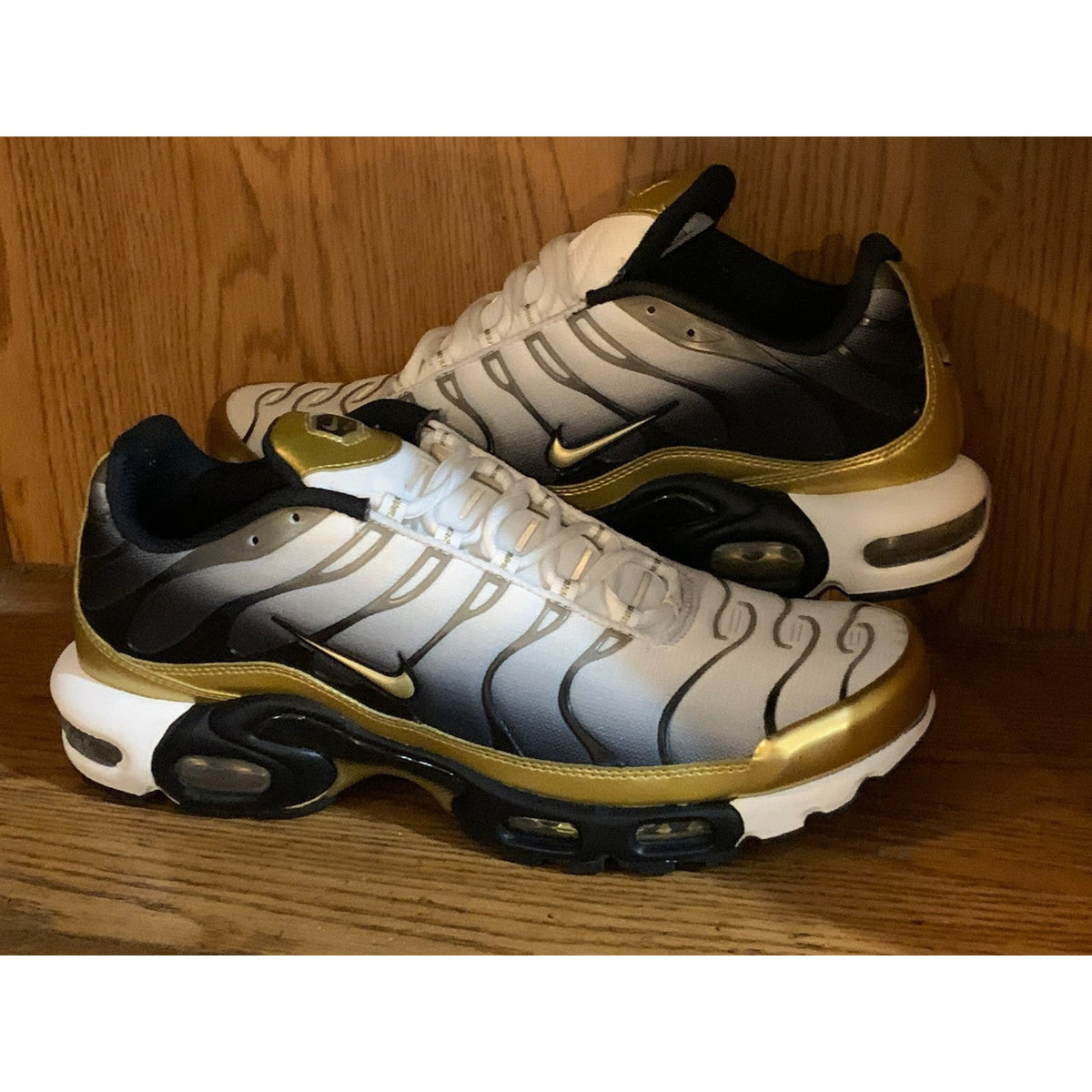 Nike Air Max Plus Shoes Mens Size 10.5 White Gold Low Top Sneakers HM0352-100