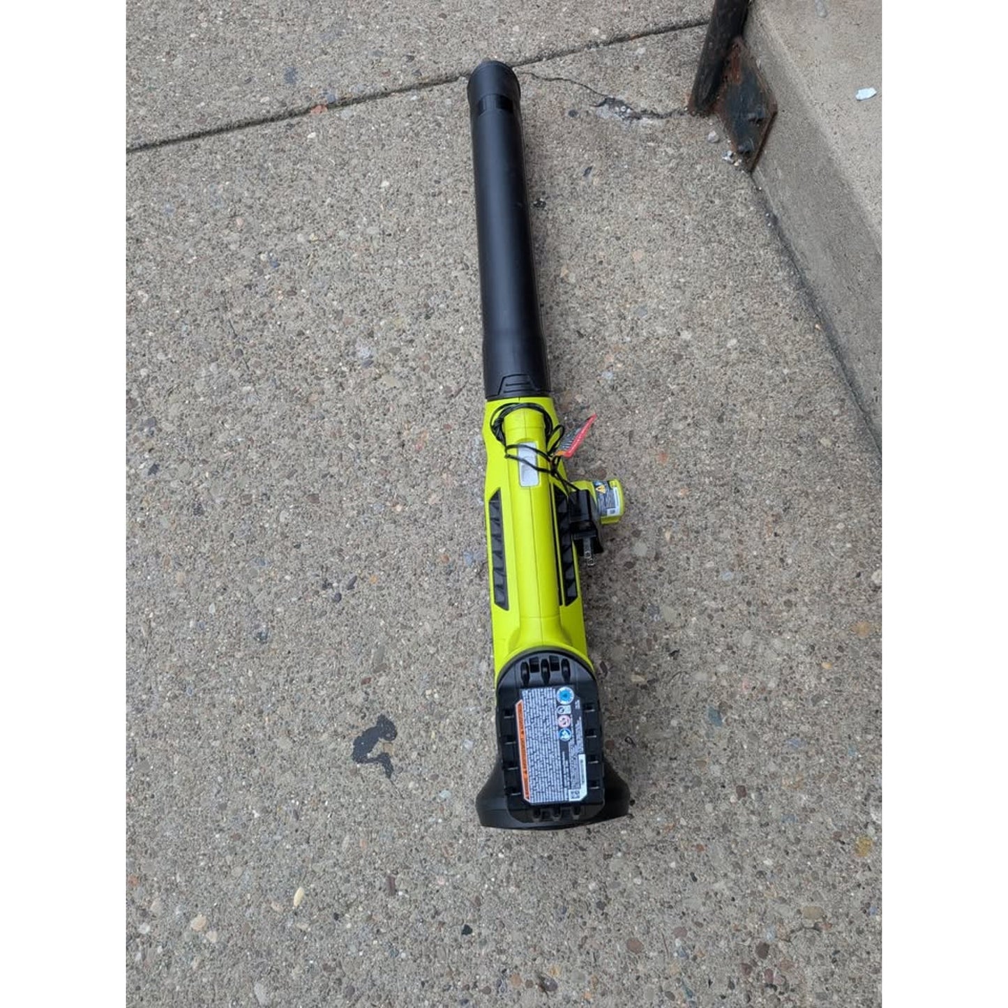Ryobi ONE+ 18V Lithium-Ion Cordless Leaf Blower / P2109VNM