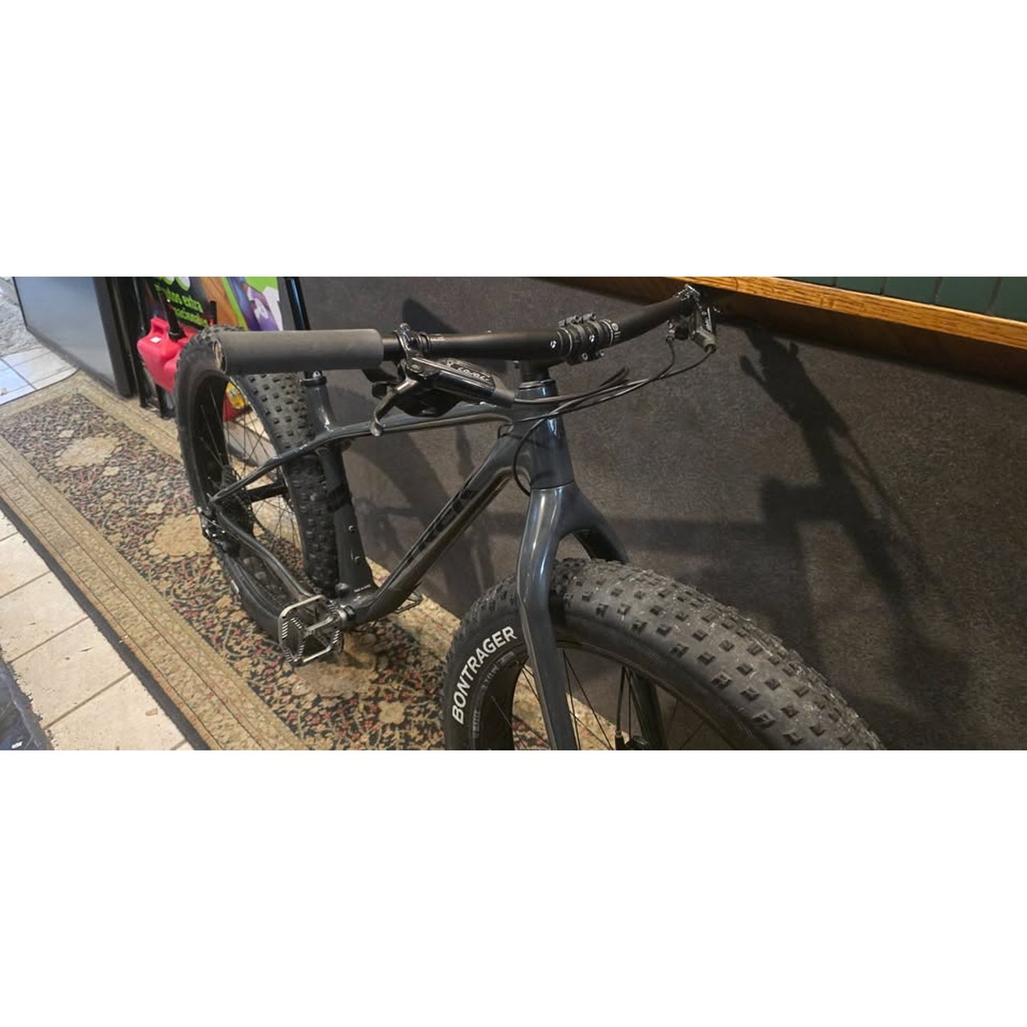 Trek Farley 9.6 L Ch 2018 Fat Bike / 27.5" x 4.5" Wheels / 18.5" Frame / 11-Speed