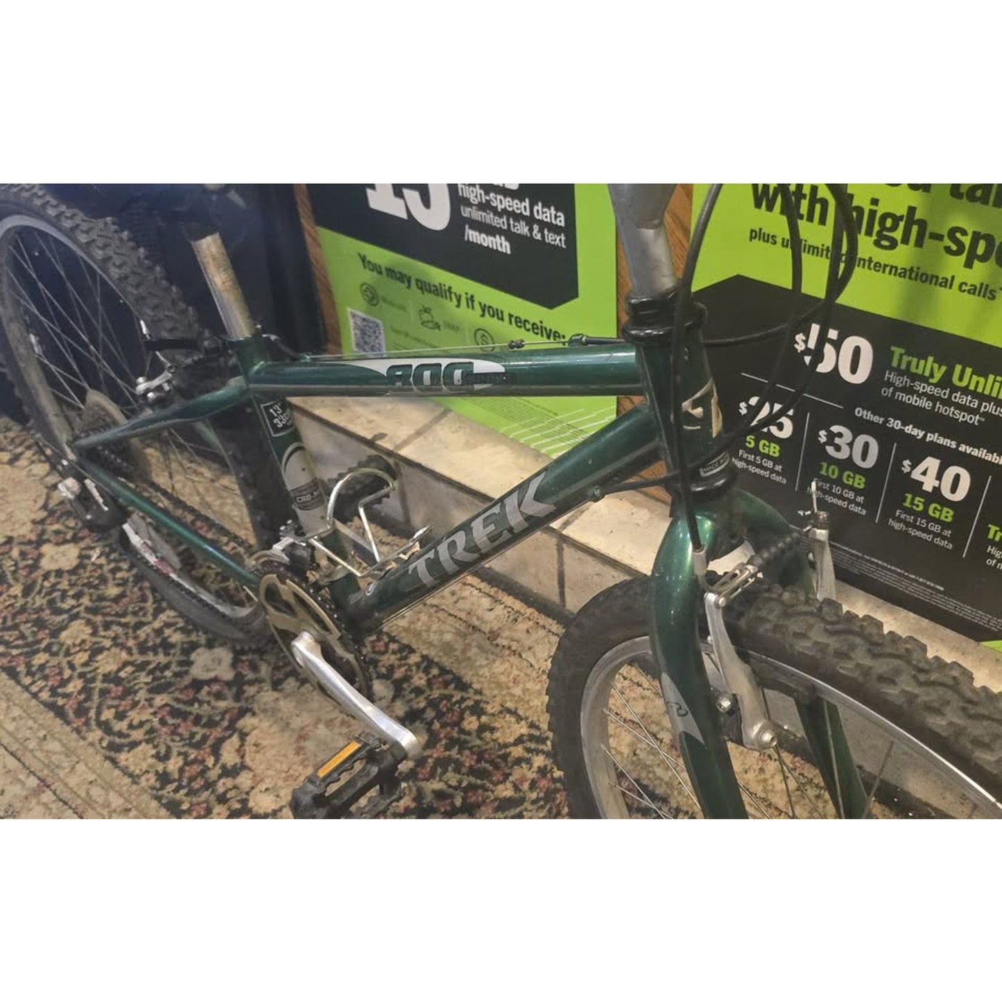 Trek 800 Mountain Bike / 13" Frame / 26" Wheels / 21-Speed /