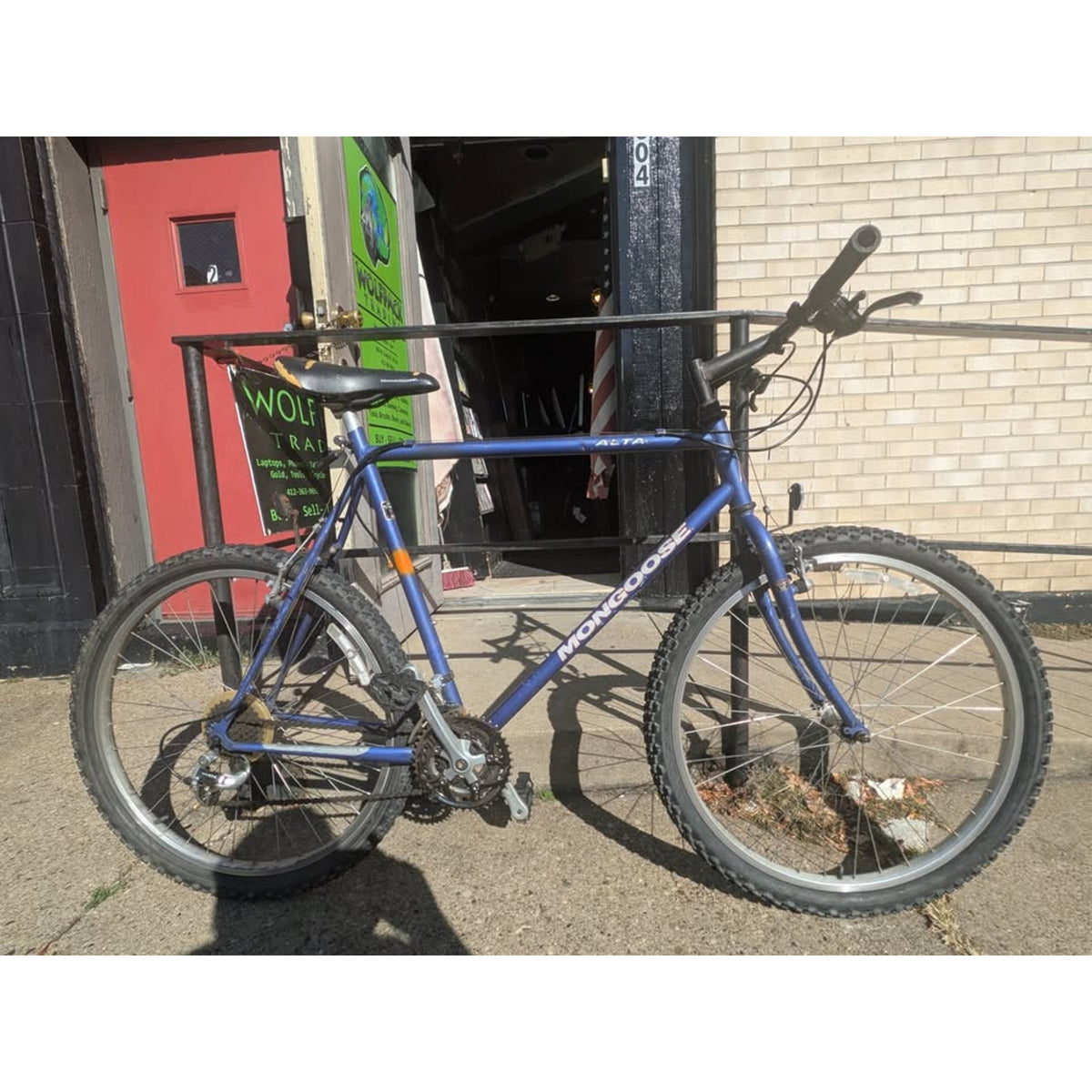 Mongoose Alta Bike / 23" Frame/ 26" Wheels / 21 Speed