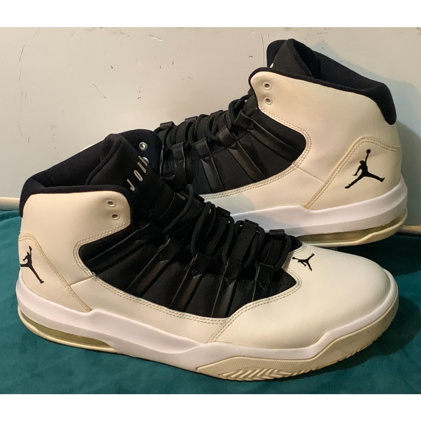 Nike Jordan Max Aura AQ9084 100 White/Black Basketball Shoes Men’s Size 11.5