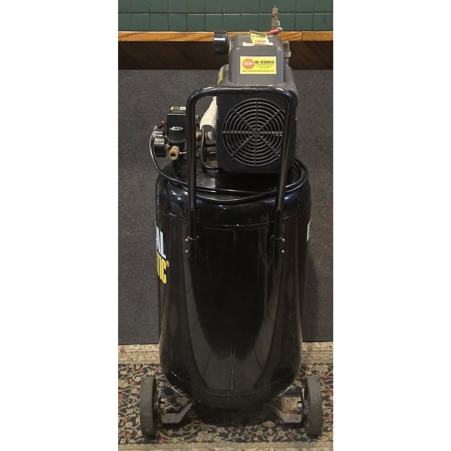 Centeral Pneumatic 21Gal 125PSU Cast Iron Vertical Compressor