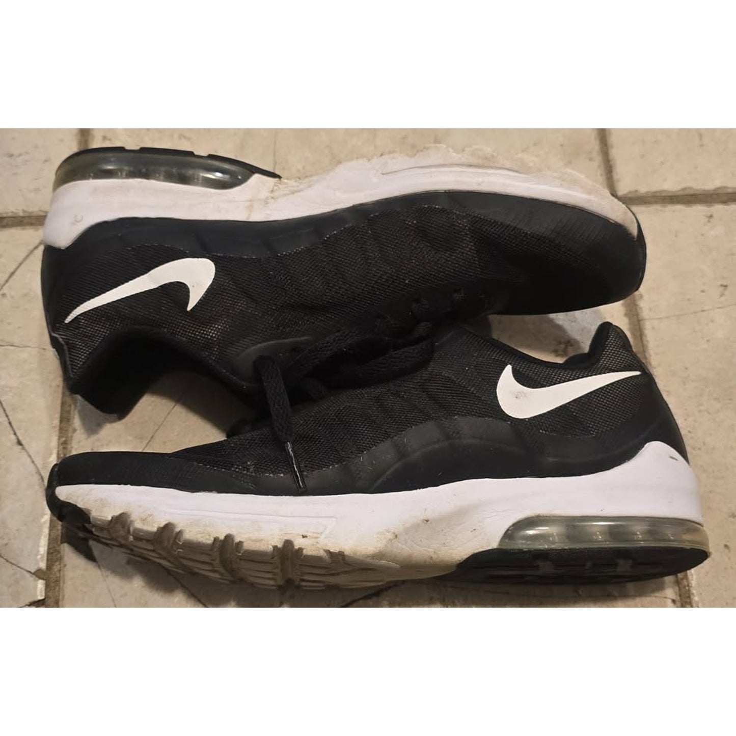 Nike Air Max Invigor / 9.5M" / 749680-010 /