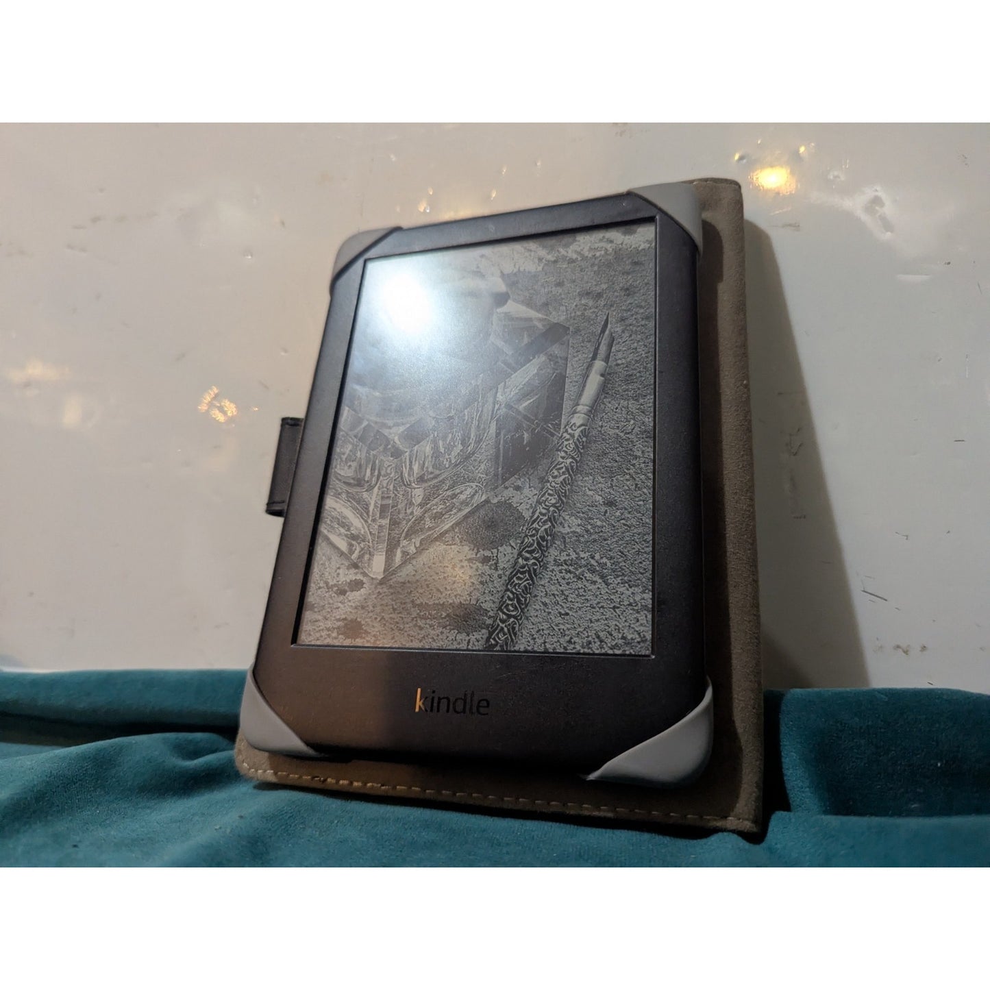 Amazon Kindle 10th Generation Bundled with Tablet Case J9G29R Black 8gb
