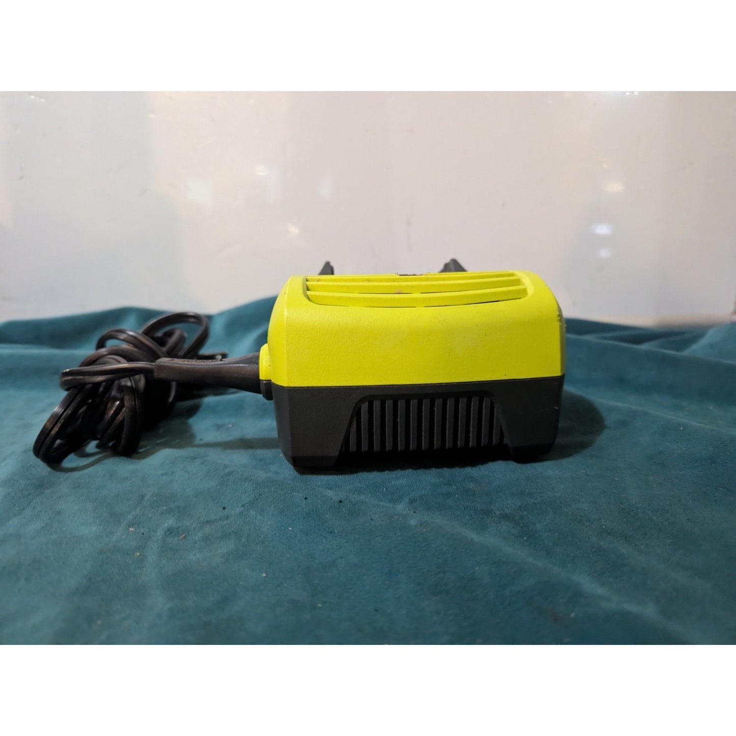 Ryobi 12V 1.5A Lithium Battery Charger with Battery (CS0839)
