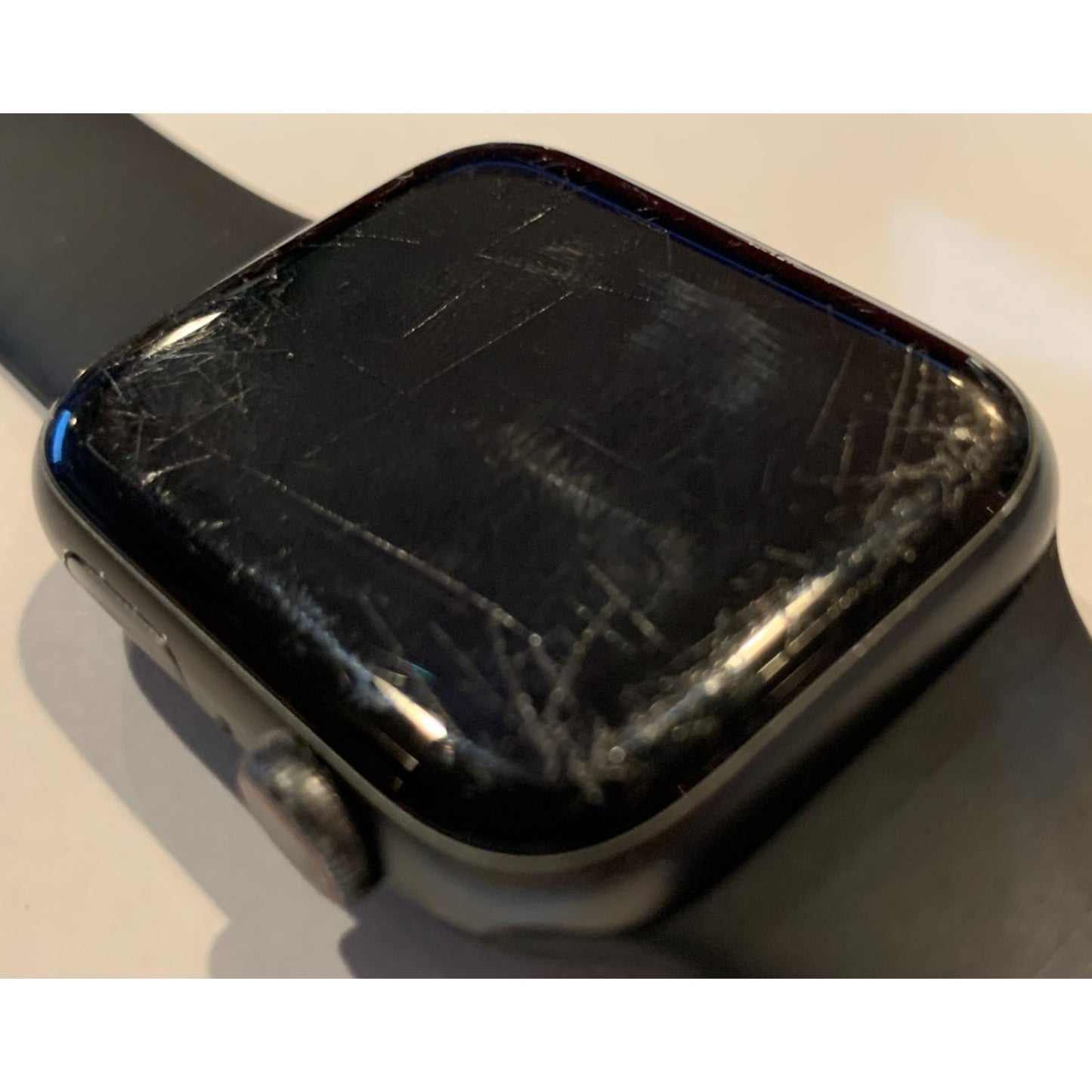 Apple Watch SE 1st Gen 44mm, Space Grey, Cellular, (Scratches)