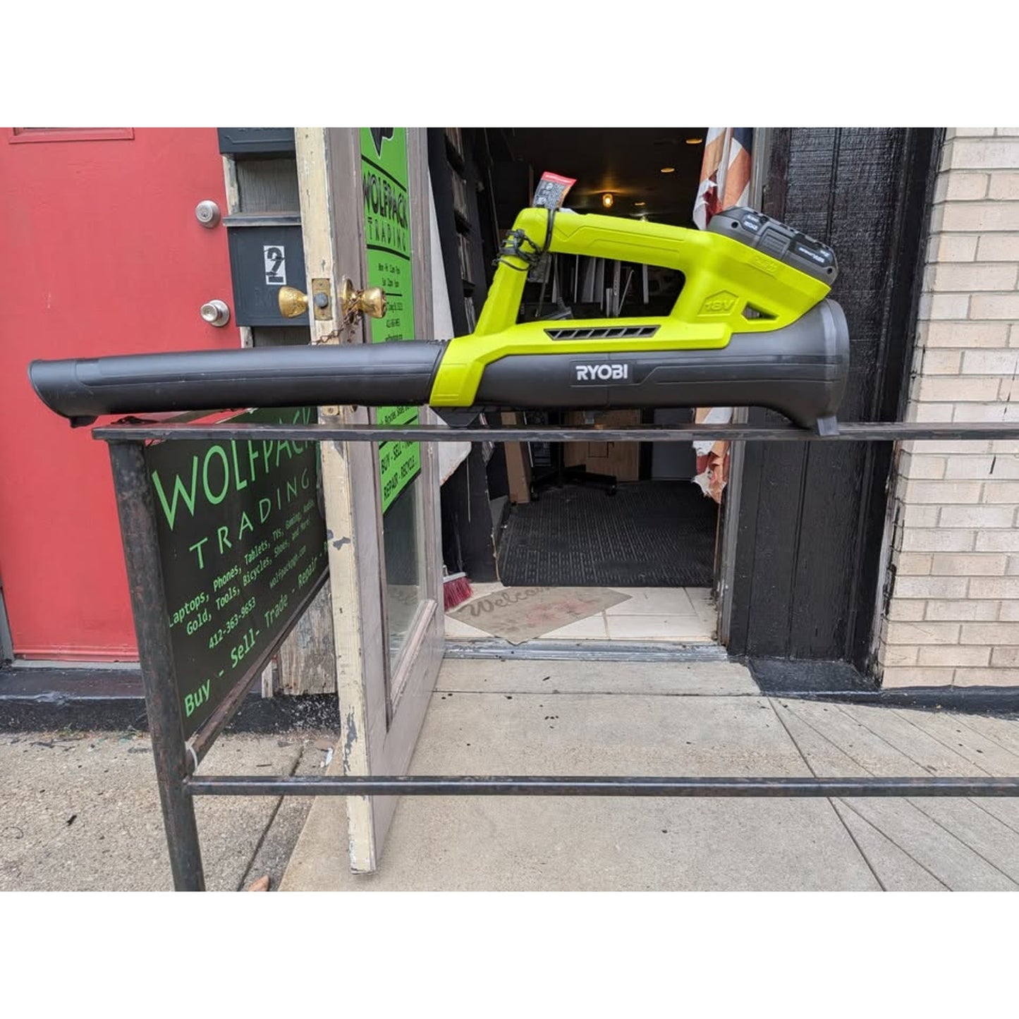 Ryobi ONE+ 18V Lithium-Ion Cordless Leaf Blower / P2109VNM