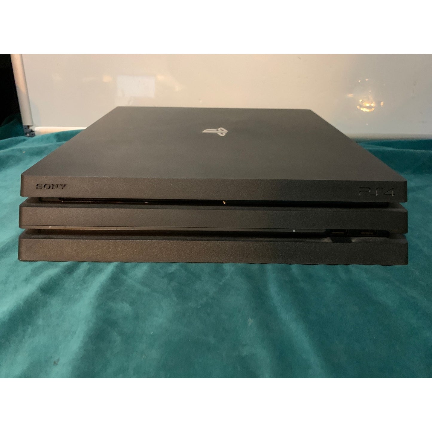 Sony PlayStation 4 Pro PS4 1TB Black CUH-7115B + controller