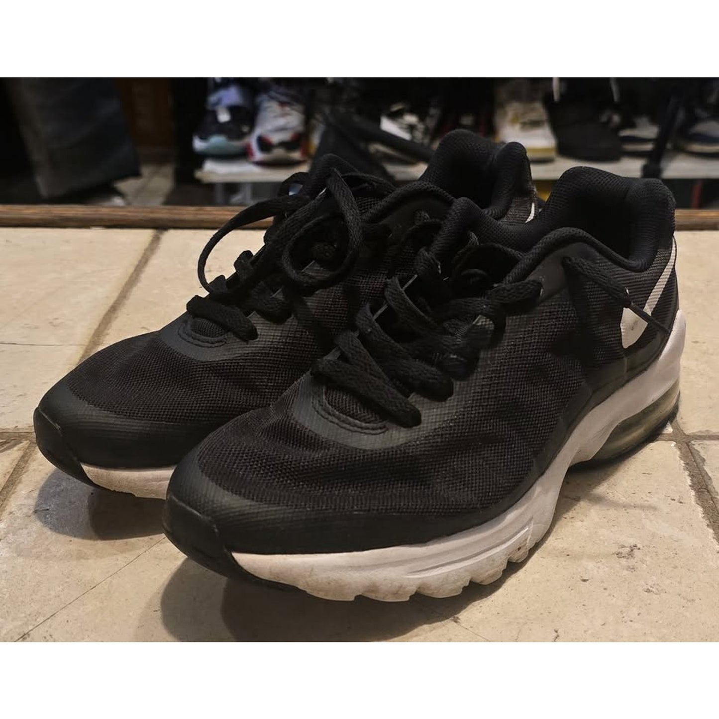 Nike Air Max Invigor / 9.5M" / 749680-010 /