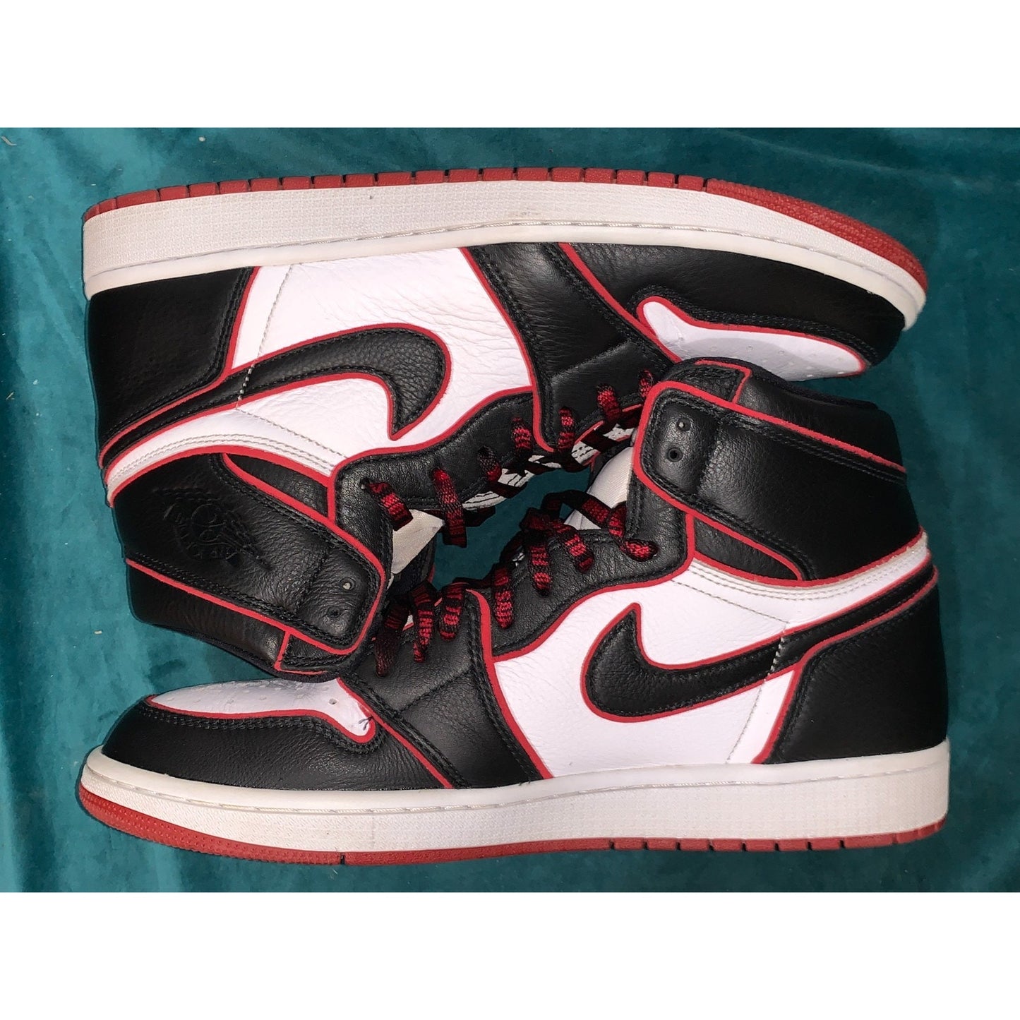 Air Jordan 1 Men's Size 11 Retro High OG Bloodline 2019 555088-062