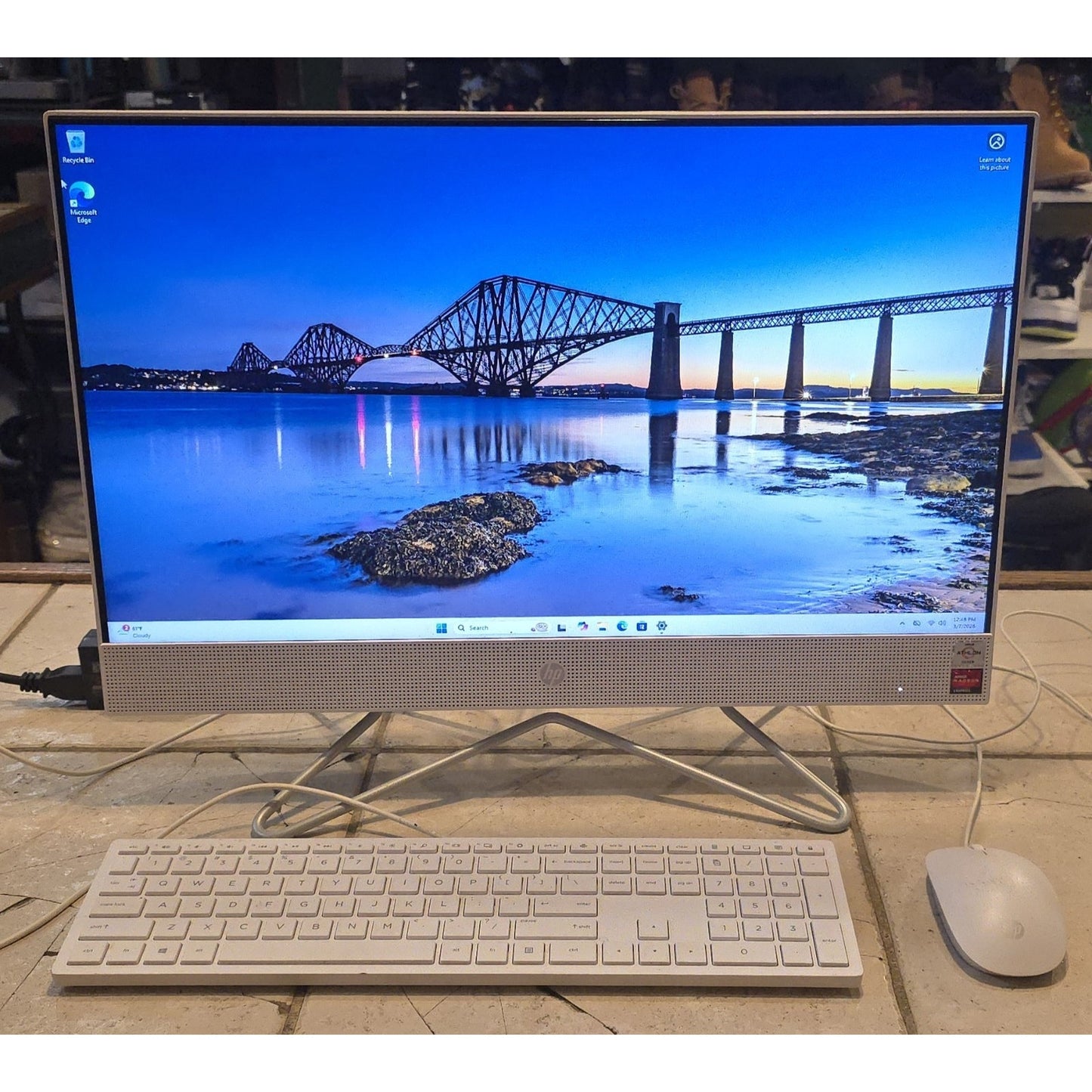 HP 24-DD0010 All-in-One / 24" / Athlon 3050U 2.3GHz /256SSD / 8GB RAM / W11H