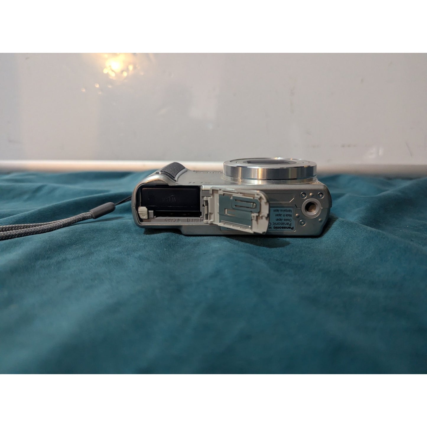Panasonic LUMIX 9.1MP Digital Camera. Battery Door Issue (READ ITEM DESCRIPTION)